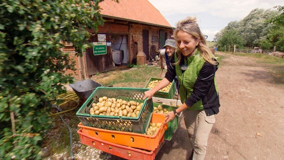 Urlaub gegen Hand macht Silke auf einem kleinen Bio-Bauernhof bei Dassow. Wer hier mitarbeitet, hat freie Kost und Logis. © NDR/Anke Riedel 