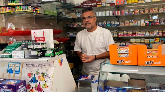 Der Kiosk von Cengiz Ayyildiz hat sieben Tage die Woche auf. © NDR/Tobias Hartmann 