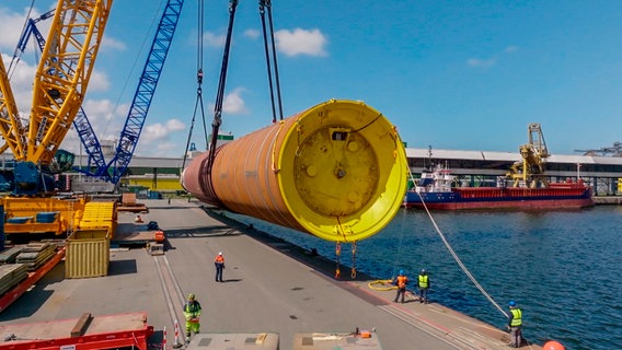 Riesenrohre als Windkraftfundament: Rostock Port ist zu einem Lebensnerv der Offshore-Industrie geworden. Riesenrohre als Windkraftfundament: Rostock Port ist zu einem Lebensnerv der Offshore-Industrie geworden. © NDR