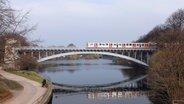 Erhaben: Die Hochbahnbrücke über den Kuhmühlenteich © NDR/Uli Patzwahl 