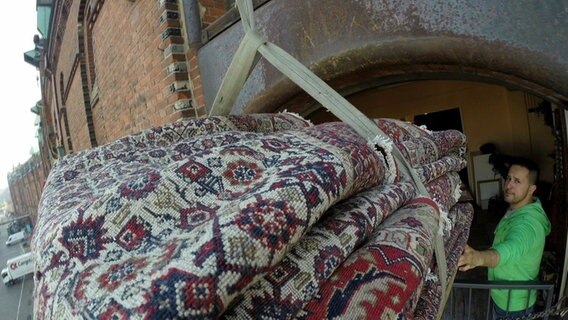 Teppichhändler Sherzada muss für sein Geschäft hart arbeiten. © NDR 