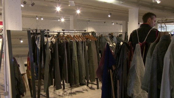 Zweimal im Jahr ist Abverkauf im Modespeicher von Günther Looft. © NDR 