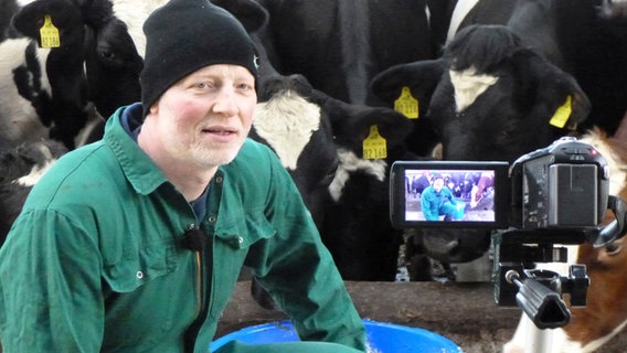 Amos Venema präsentiert sich und seine Kühe im Internet. © NDR/Johann Ahrends 