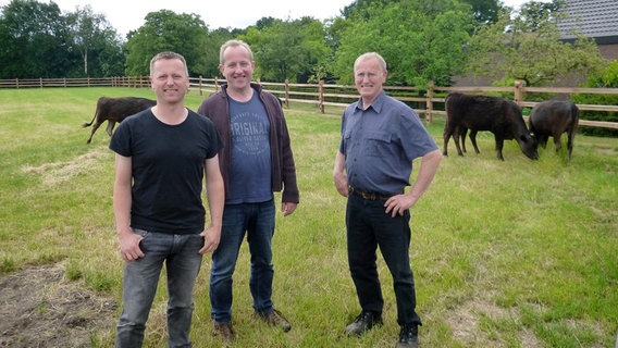 Michael Looschen (l.) und sein Vater Karl-Heinz (r.) wollen Wagyu-Rinder züchten. © NDR/Johann Ahrends 