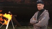 Stephan von Tresckow ist der Mann für die Spezialeffekte beim Usedom-Krimi. Er nebelt ganze Wälder ein, lässt auch gern mal ein Boot explodieren. Sein Spezialgebiet: Künstliche Feuer. © NDR 