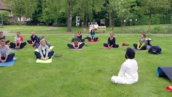 Entspannung bei Yoga Stunde im Kurpark. © NDR 