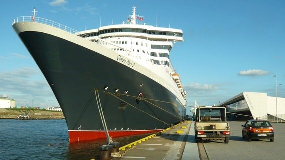 Aufgehübscht und ausgedockt: Auf der "Queen Mary 2" wurden insgesamt 50 neue Kabinen ein- oder umgebaut, rund 40.000 Quadratmeter frischer Teppich verlegt, 6.500 neue Möbelstücke sowie 4.000 neue Bilder an Bord gebracht. © NDR/Wolfgang Klauser 