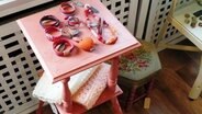 Omas Tischchen sieht mit Kreidefarbe und Wachs gleich ganz anders aus. Ein Blickfang im Kieler LadenGUT. © NDR 