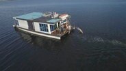 Unterwegs sein, ankern und einfach ins Wasser springen. Der perfekte Tag auf einem Hausboot. © NDR/JOKER PICTURES GmbH 