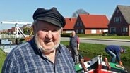 Als Kapitän des historischen Torfschiffes Frauke geht der mittlerweile 80-jährige Berufsschiffer Fritz Ottersbers auf große Fahrt über die Kanäle bis in die Ems. © NDR/video-arthouse 