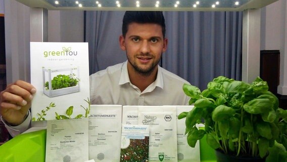 Soeren Schahn hat ein kleines Indoor-Gewächshaus mit LED-Himmel entwickelt und verkauft es über seinen Onlineshop GreenYou. Soeren Schahn hat ein kleines Indoor-Gewächshaus mit LED-Himmel entwickelt und verkauft es über seinen Onlineshop GreenYou. © NDR