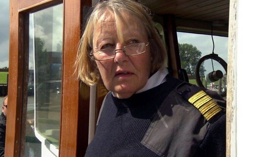 Reinhild Nießen ist die Kapitänin des Fahrgastschiffes "Wega II". © NDR 