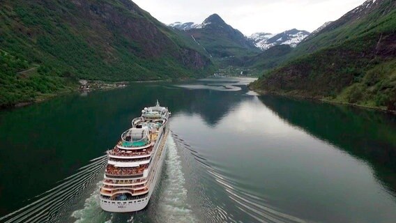 Die Norwegenroute geht durch Fjorde, umsäumt von schneebedeckten Bergen, auch im Sommer. © NDR 
