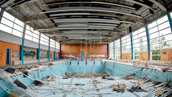Highlight der heimlichen Entdeckungstour: ein verfallenes Schwimmbad auf dem ehemaligen Bundeswehrgelände. © NDR 