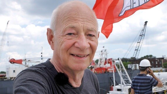 Joachim Kaiser von der Stiftung Hamburg Maritim. Die "Peking" nach Hause bringen, das ist sein Lebenstraum. © NDR/Uli Patzwahl 