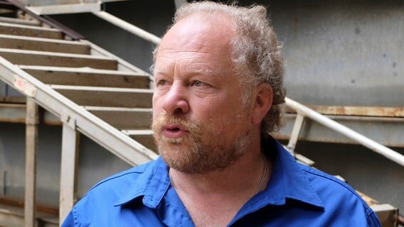 Ben Lodemann, der Ältermann der Hamburger Elblotsen, hat Schlepper und Decksleute beim Einschwimmen dirigiert. © NDR/Uli Patzwahl 