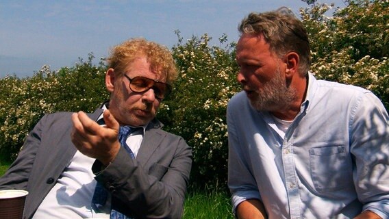 Ben Becker berät sich mit Regisseur Michael Soeth. © NDR/Joker Pictures GmbH 