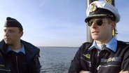 U-Boot Kommandant Lars Gössing mit seinem Wachoffizier Marco von Korber auf der Brücke. © NDR/Clipart 