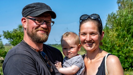 Die bisher einzigen Bewohner auf Hallig Süderoog, Nele Wree und Holger Spreer, haben eine Familie gegründet. Im November letzten Jahres wurde ihre Tochter Fenja geboren. © NDR/Detlev Brumm 