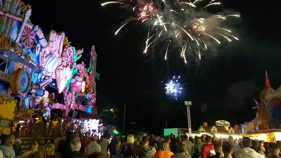 Einmal die Woche zaubert das große DOM-Feuerwerk einen Farbregen über das Hamburger Heiligengeistfeld. © NDR/Anna Lena Temme 