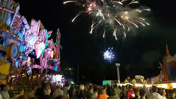 Einmal die Woche zaubert das große DOM-Feuerwerk einen Farbregen über das Hamburger Heiligengeistfeld. Einmal die Woche zaubert das große DOM-Feuerwerk einen Farbregen über das Hamburger Heiligengeistfeld. © NDR/Anna Lena Temme