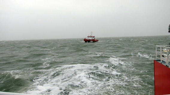 Das Lotsenversatzboot Doese im Sturm. © NDR/MIRAMEDIA GmbH 