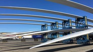 Flügel für Windkraftanlagen, tonnenschwer mit Überlänge. Sperrgutfracht der Energiewende, die im Rostocker Hafen ein neues Schwerpunktfrachtgut bilden. © NDR/Steffen Schneider 