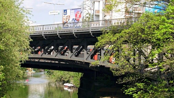 Brücke oder Hochbahn-Haltestelle? - Am Eppendorfer Baum © NDR/Uli Patzwahl 