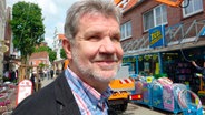 Dieter "Buddy" Cramer ist der Platzmeister des Schützenfestes in Esens. © NDR/Johann Ahrends 