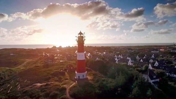 Der Leuchtturm von Hörnum: Beliebtes Ausflugsziel auf Sylt. Mehr als 900.000 Übernachtungsgäste kommen im Jahr auf die Insel. © NDR 