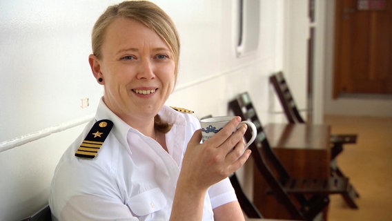 Vera Steitz hat als Staffkapitänin dreieinhalb Streifen und ist nach dem Kapitän die zweitwichtigste Person an Bord der AIDAsol. © NDR/Video Magic 