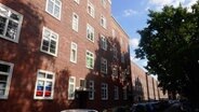 Der "Reichardt-Block des "Altonaer Spar und Bauvereins. Beinahe wäre die denkmalgeschützte Wohnanlage von 1929 nicht mehr zu retten gewesen - nun ist sie eine Baustelle. © NDR/Ulrich Patzwahl 