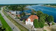 Das Zollenspieker Fährhaus steht seit 1252 an der Elbe. Hier wurden Zölle eingenommen und Waren gelagert. Heute ist es um ein modernes Hotel erweitert und ein beliebtes Ausflugsziel. © NDR 