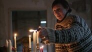 Christina von Ahlefeldt sorgt für Gemütlichkeit. Ohne Strom, ohne Heizung. Mit Kerzen und Kanonenofen im klammen Gutsschloss von Dölitz. © NDR 