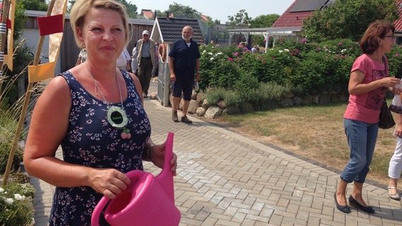 Susanne Hirsch macht das erste Mal mit. Die pinke Gießkanne kennzeichnen die Gärten, die mitmachen. © NDR/Cornelia Helms 