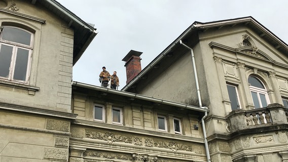 Der Monumentendienst untersucht mit einem Steiger das Dach einer Stadtvilla in Varel. © NDR/video.arthouse 