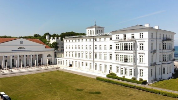 Das klassizistische Kurhaus und das später zum Haus Mecklenburg umgebaute Badehaus sind die beiden ersten Gebäude, die in Heiligendamm von Großherzog Friedrich Franz I errichtet wurden. Heute bilden sie das Zentrum des Grand Hotels. © NDR 