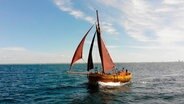Die "Vitura" wurde vor 100 Jahren in Dänemark gebaut. In MV fährt sie in der Zeesbootklasse. Die Zeesenboote sind die traditionellen Arbeitsboote, heute noch zahlreich und liebevoll erhalten an der Boddenküste zu finden. © NDR 