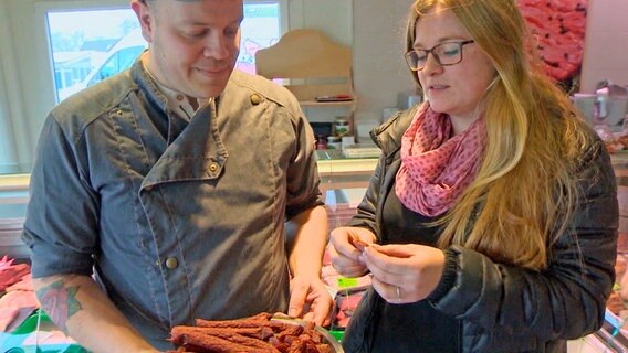 Bianca Nissen testet die neuen Bisonbeisser. Ihr Schlachter hat ausschließlich das Bisonfleisch aus ihrer Zucht verarbeitet. Bianca Nissen testet die neuen Bisonbeisser. Ihr Schlachter hat ausschließlich das Bisonfleisch aus ihrer Zucht verarbeitet. © NDR/Andre Schnoor