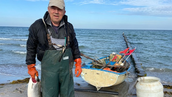 Helmut Gau ist siebzig Jahre alt und der letzte Strandfischer von Hiddensee. Mit Ruderboot und Stellnetzen fängt er Schollen, Dorsche und Meerforellen. © NDR/Steffen Schneider 