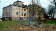 Ein düsterer Bau, von den Dorfbewohnern gemieden. Das Gutshaus in Kobrow. Sein neuer Besitzer hat eine Mission. Er will ein Lebenswerk. © NDR/Populärfilm 
