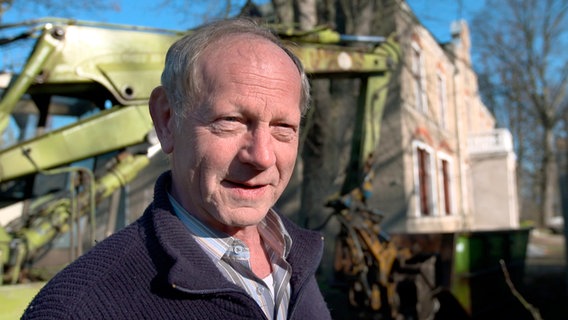 Frühjahrsputz am Gutshaus Vilz: Hans Jürgen Kurth hat den Bagger bestellt. Vier alte DDR-Garagen müssen weg. Die stören die Aussicht und sind Sondermüll. Frühjahrsputz am Gutshaus Vilz: Hans Jürgen Kurth hat den Bagger bestellt. Vier alte DDR-Garagen müssen weg. Die stören die Aussicht und sind Sondermüll. © NDR/Populärfilm