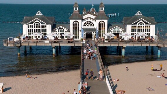 Die Seebrücke von Sellin, auf der Insel Rügen, gilt als die schönste des Landes. Ein "Traumschloss am Meer". Mit einer feinen Gastronomie und Festsälen für zahlreiche Veranstaltungen, vor allem Hochzeiten. Die geschützte Bucht mit flachem Wasser ist vor allem bei Familien sehr beliebt. © NDR 