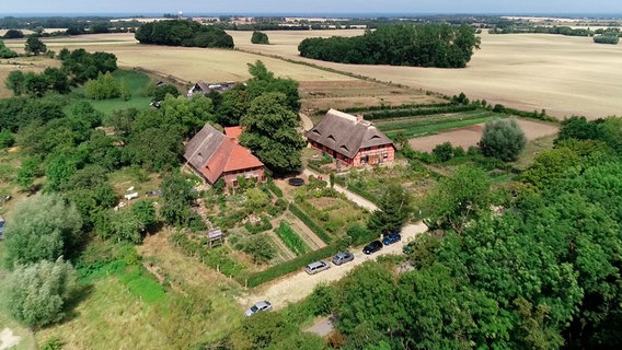 Der Biobetireb Hof Hoher Schönberg mit seinen Wiesen und Anbauflächen rings herum im Klützer Winkel nahe der Ostsee. © NDR 