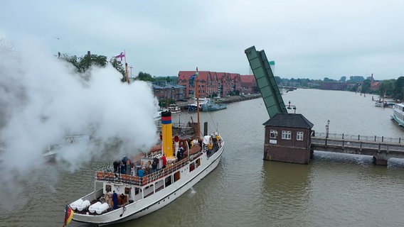 Das Dampfschiff "Prinz Heinrich" geht in Leer auf Testfahrt. © NDR/AZ Media/Franziska Voigt 