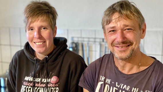 Janine und Thomas Theuermeister halten Freilandgeflügel. © NDR/David Pilgrim 
