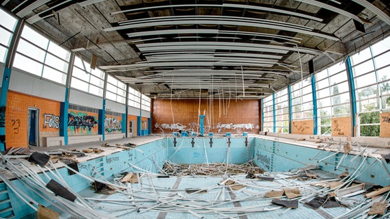 Highlight der heimlichen Entdeckungstour: ein verfallenes Schwimmbad auf dem ehemaligen Bundeswehrgelände. © NDR 