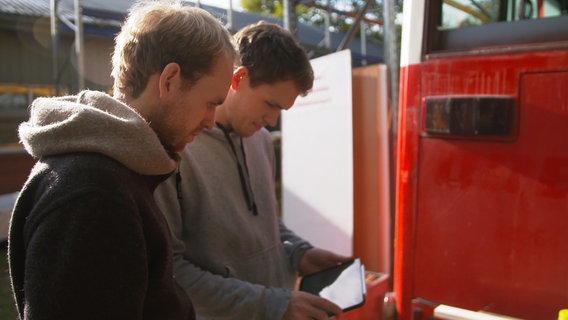 Vincent Matz und sein Bruder Bendix haben schon etliche VW-Busse umgebaut. Der Linienbus soll ihr Meisterstück werden. Vincent Matz und sein Bruder Bendix haben schon etliche VW-Busse umgebaut. Der Linienbus soll ihr Meisterstück werden. © NDR