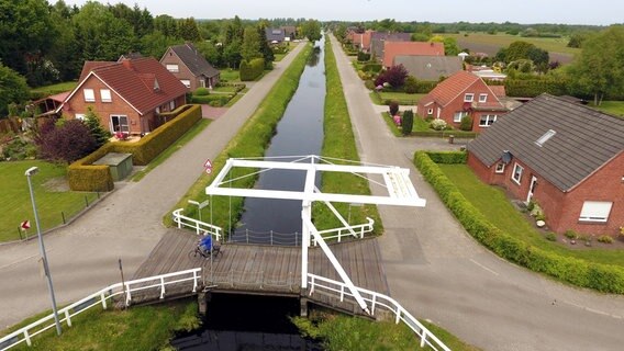 Die beidseitig entlang der Wasserstraßen aufgereihten Fehnhäuser werden durch die charakteristischen Klappbrücken miteinander verbunden. © NDR/video-arthouse 