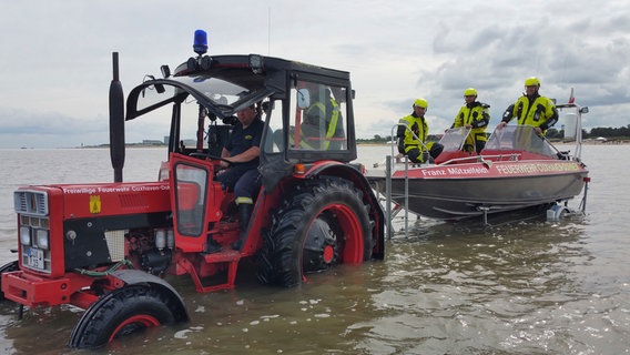 Hilfe im Watt: Die freiwillige Feuerwehr Cuxhaven Duhnen rettet mit dem Trecker. © NDR/nonfictionplanet/Stefan Heinrich 
